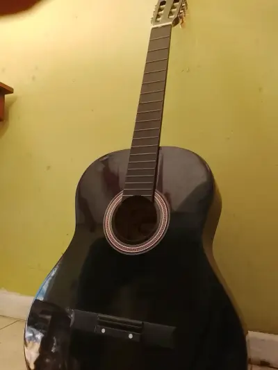 Guitarra acústica negra marca Manna - miniatura 2