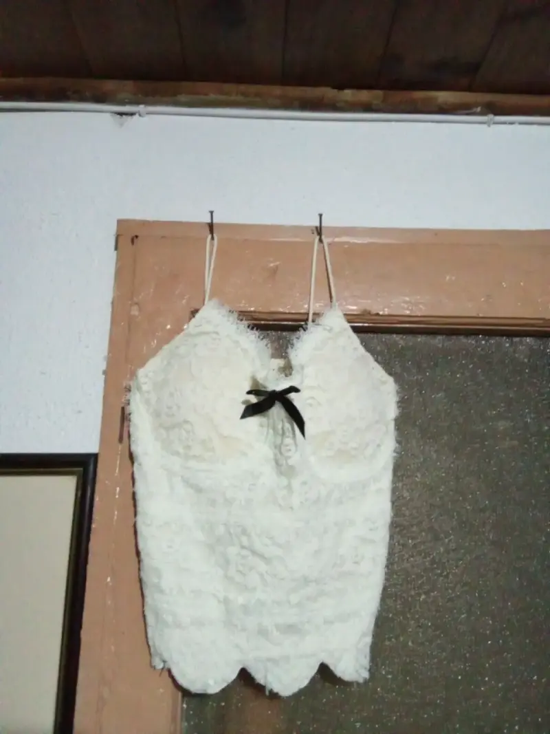 Top de encaje blanco con lazo decorativo - 1