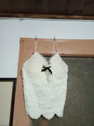 Top de encaje blanco con lazo decorativo - miniatura 1