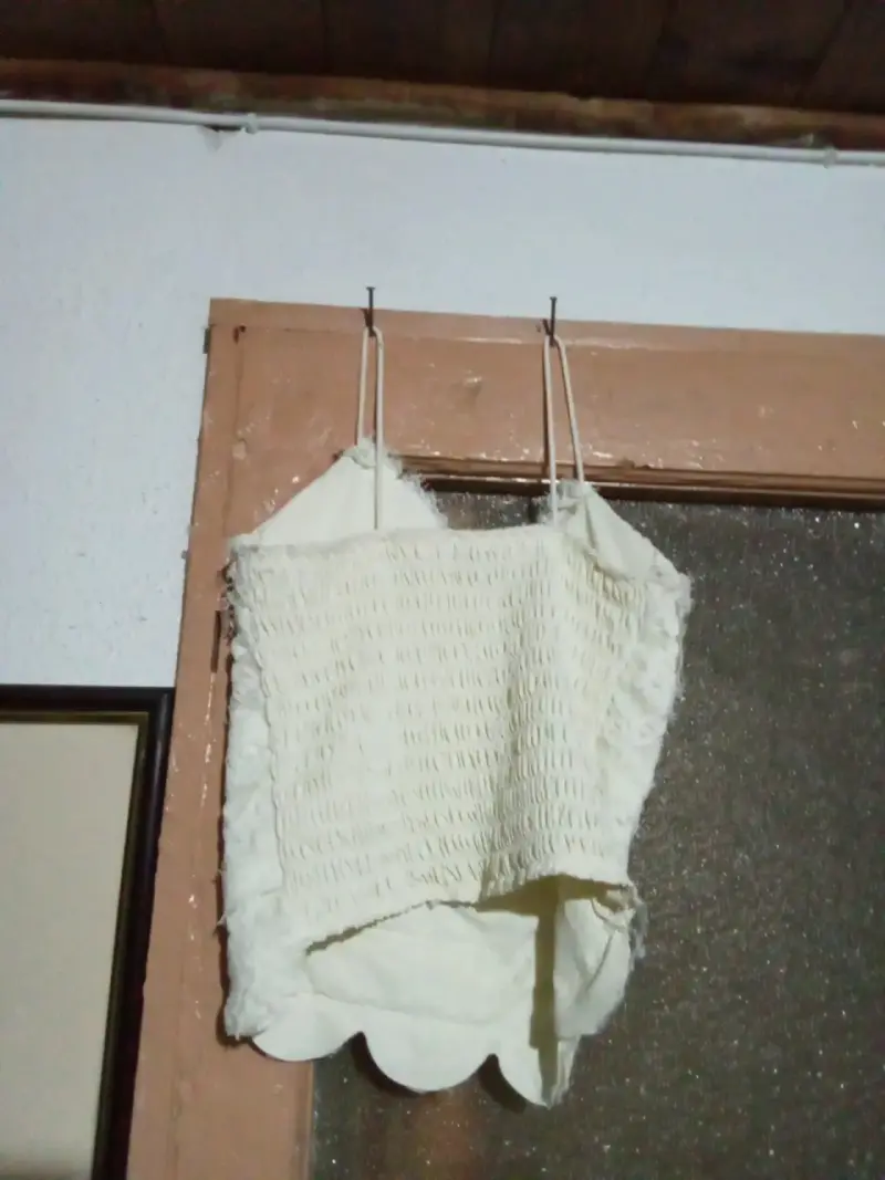 Top de encaje blanco con lazo decorativo - 2