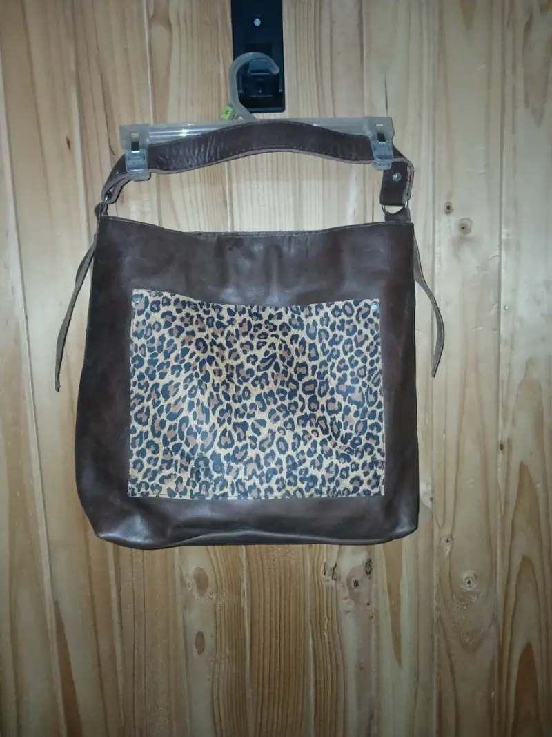 Bolso de cuero marrón con estampado animal print