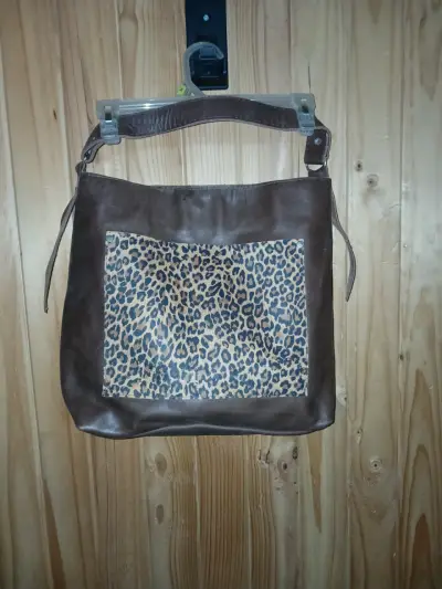 Bolso de cuero marrón con estampado animal print - miniatura 1