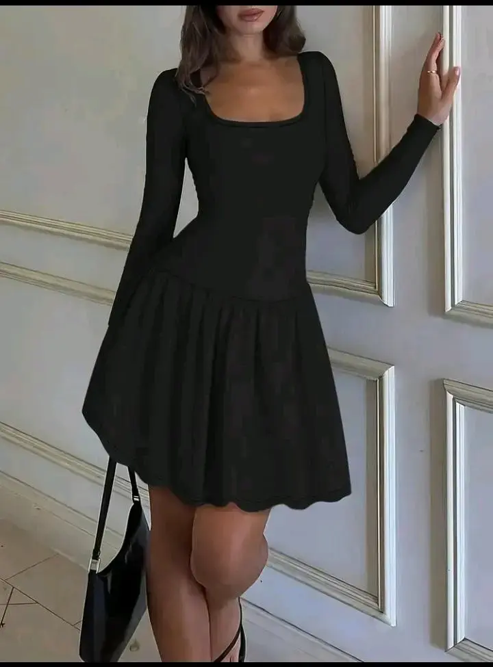 Vestido negro elegante de manga larga
