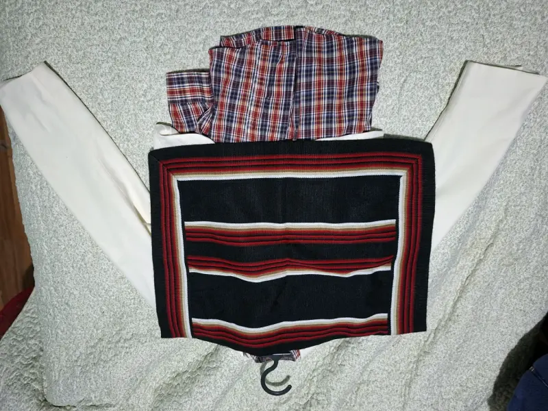 Traje de huaso chileno con poncho y chaqueta - 1