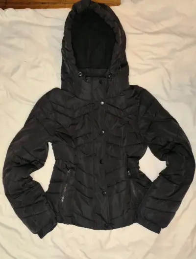 Chaqueta acolchada negra con capucha para mujer - miniatura 1