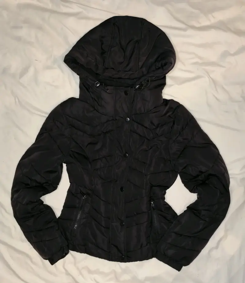 Chaqueta acolchada negra con capucha para mujer - 2