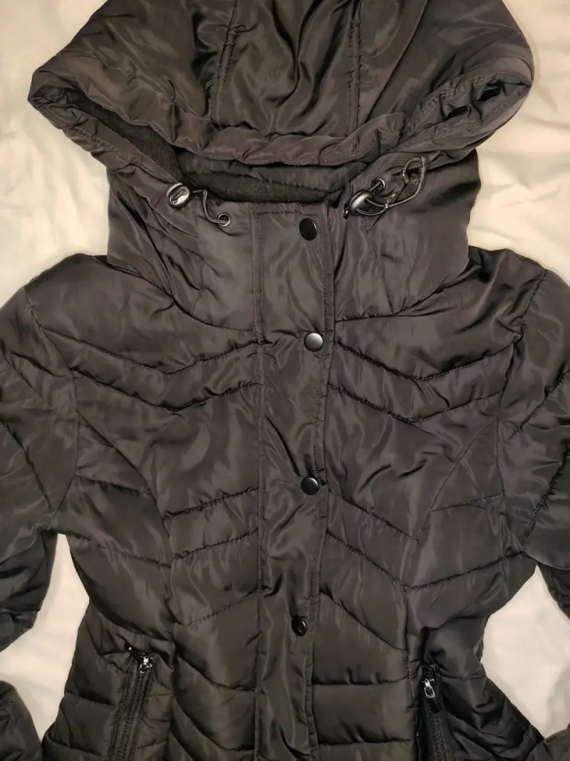 Chaqueta acolchada negra con capucha para mujer - 3