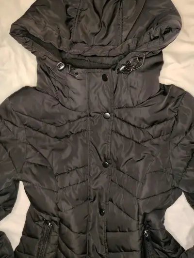 Chaqueta acolchada negra con capucha para mujer - miniatura 3