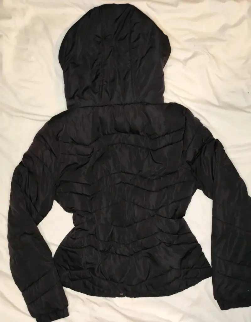 Chaqueta acolchada negra con capucha para mujer - 4