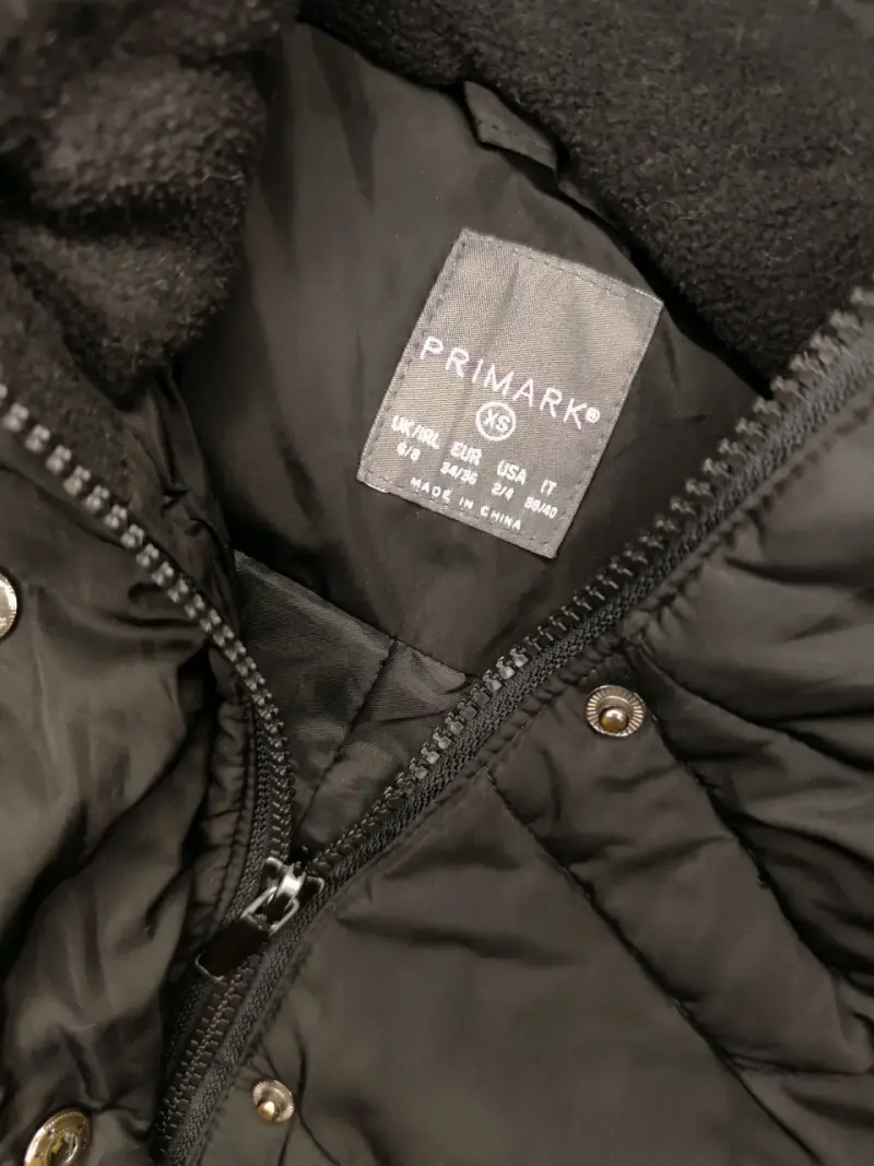 Chaqueta acolchada negra con capucha para mujer - 5