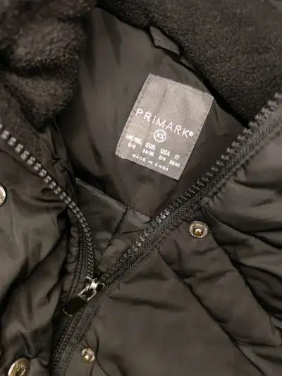 Chaqueta acolchada negra con capucha para mujer - miniatura 5