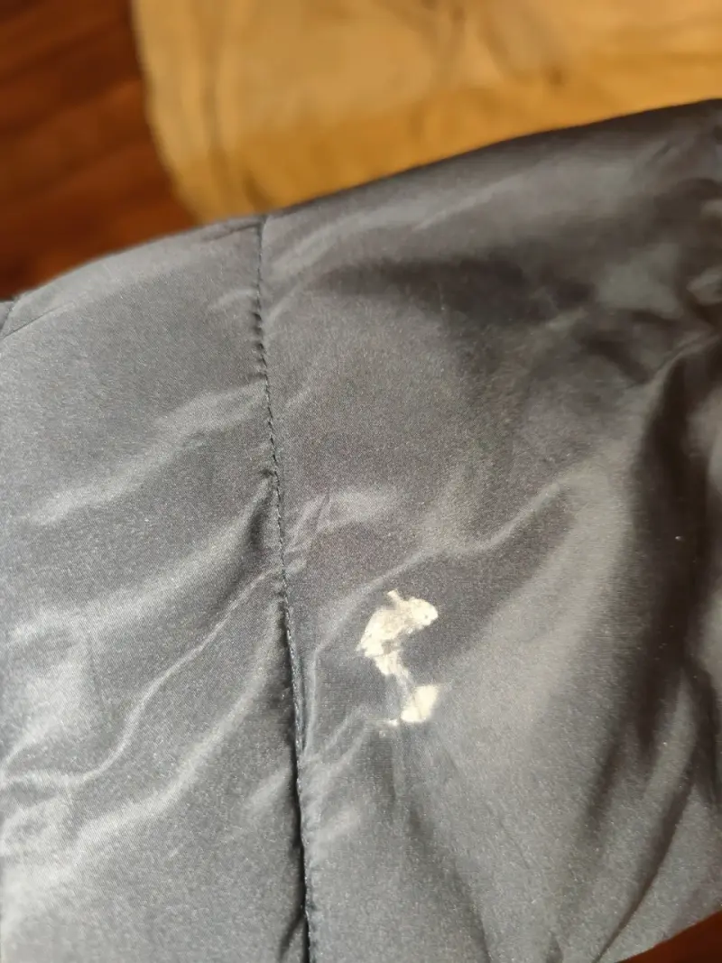 Chaqueta acolchada negra con capucha para mujer - 6