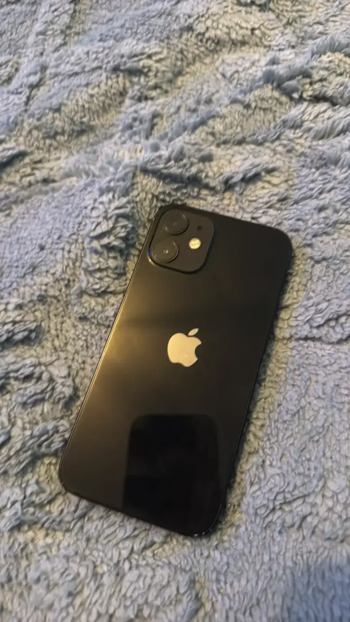 iPhone 12 negro en buen estado - 2