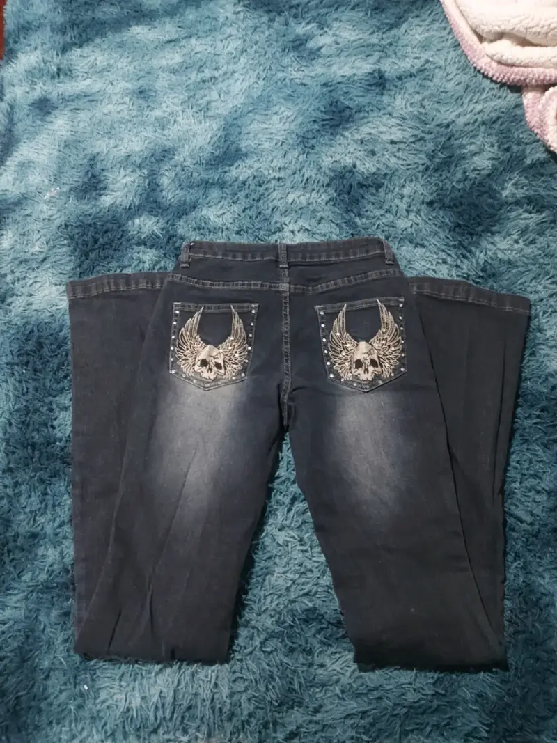 Jeans oscuros con diseño de calavera - 1