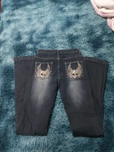 Jeans oscuros con diseño de calavera - miniatura 1