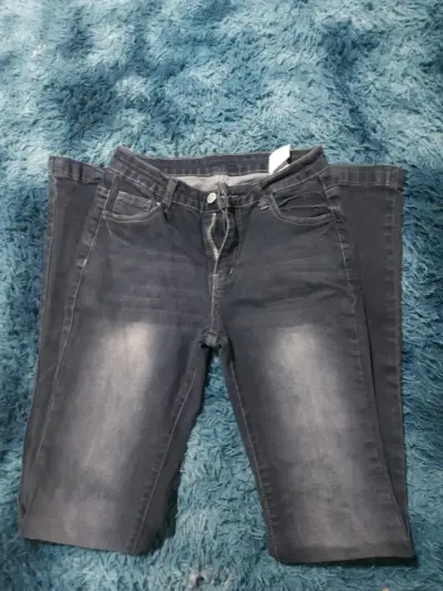 Jeans oscuros con diseño de calavera - miniatura 2