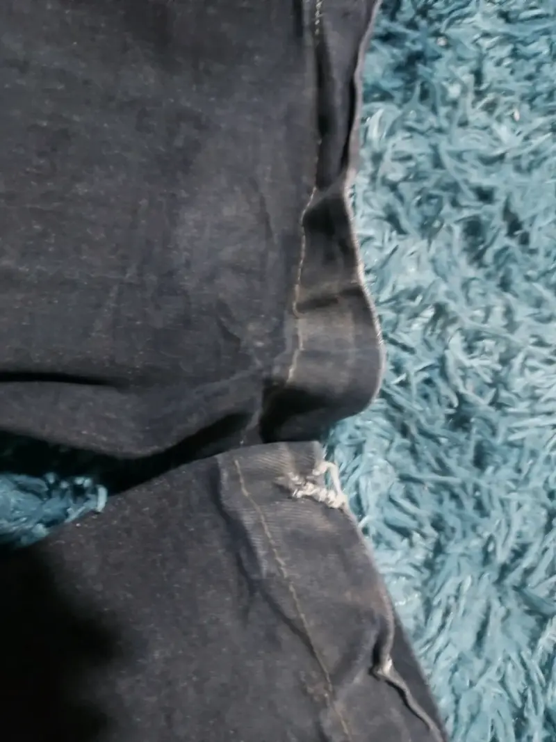 Jeans oscuros con diseño de calavera - 3