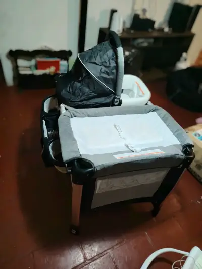 Cuna corral para bebé con cambiador y toldo - miniatura 1