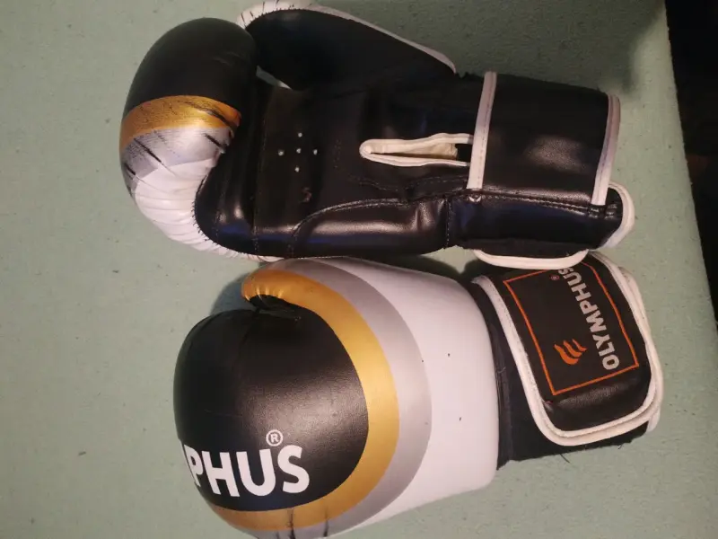 Guantes de Boxeo Olympus 16 oz Negro y Dorado - 1