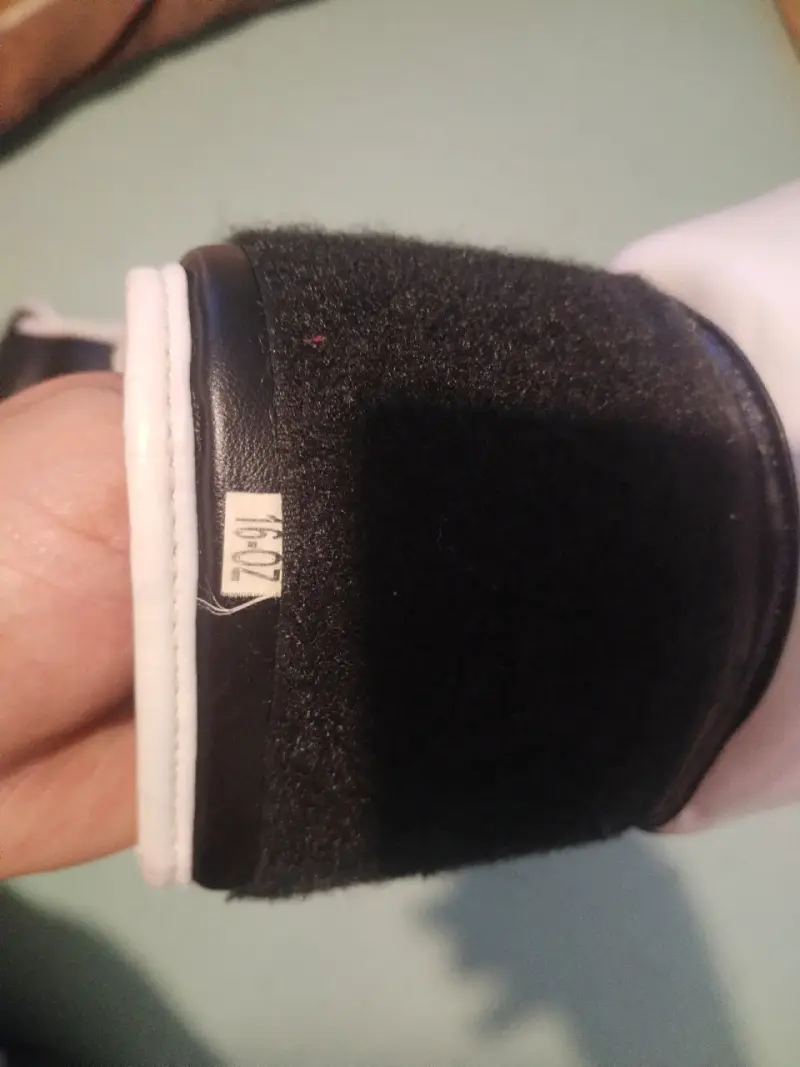 Guantes de Boxeo Olympus 16 oz Negro y Dorado - 2