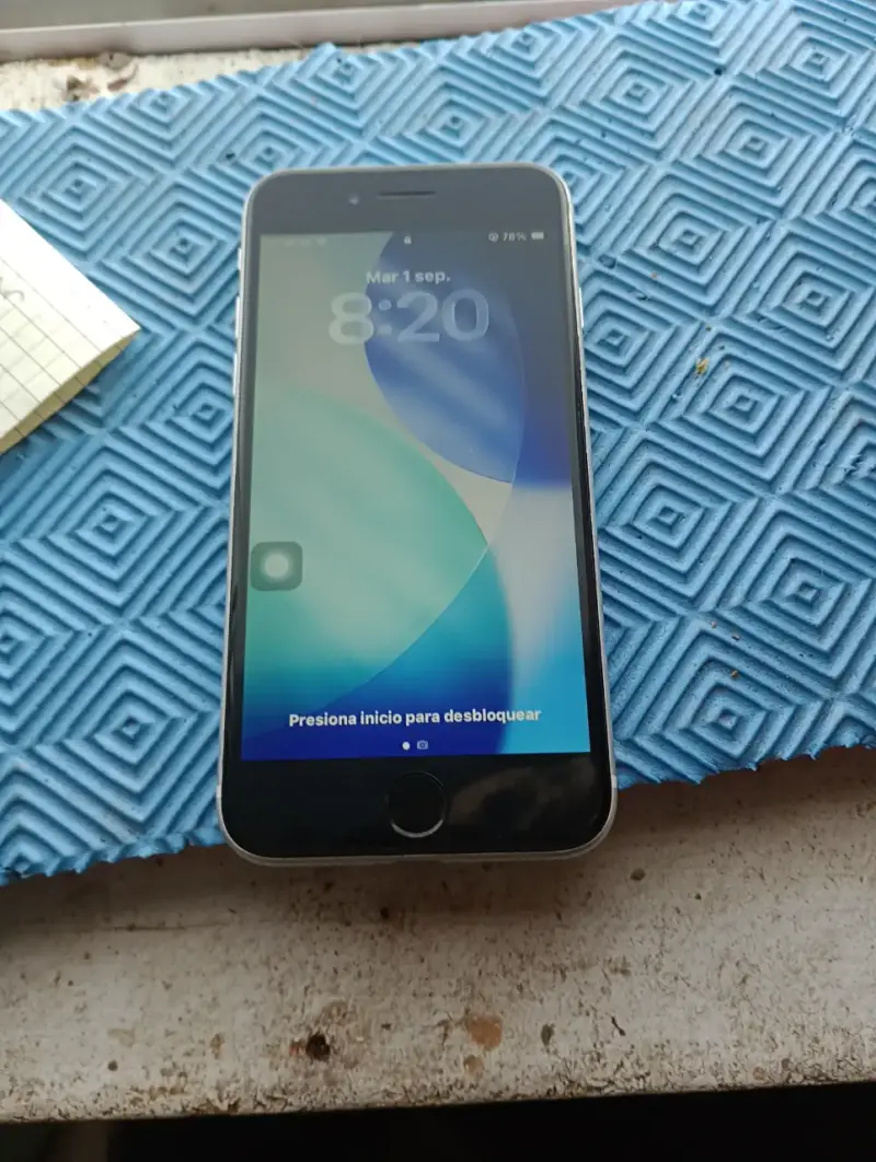 iPhone en buen estado con pantalla táctil - 1