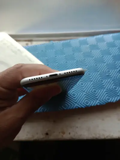 iPhone en buen estado con pantalla táctil - miniatura 2