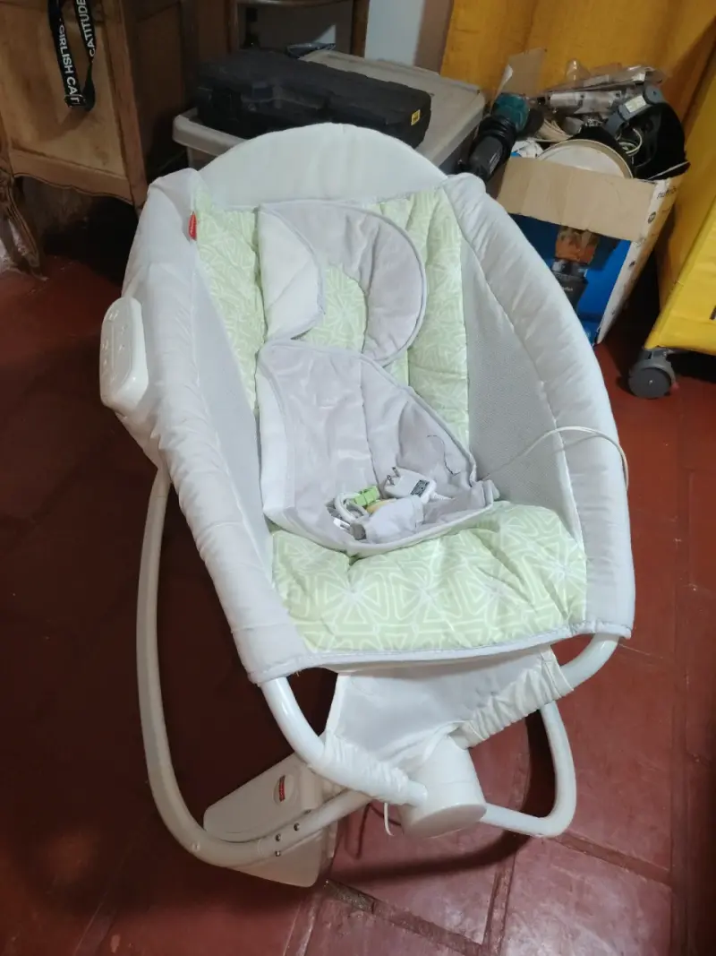 Silla mecedora para bebé con vibración - 1