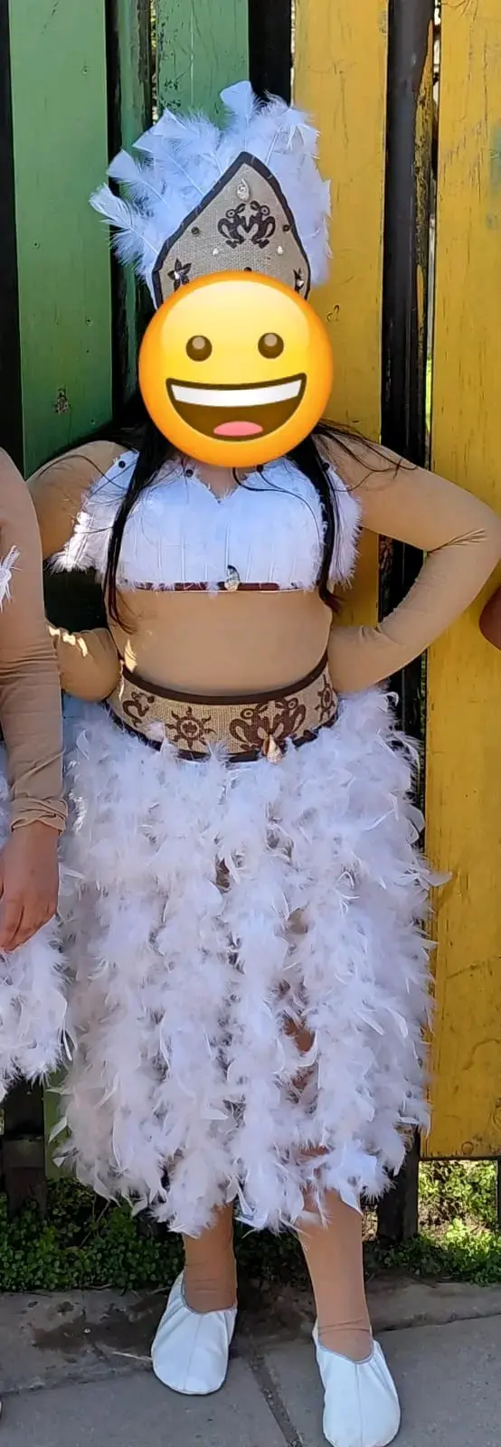 Disfraz de pascuense con Plumas Blancas