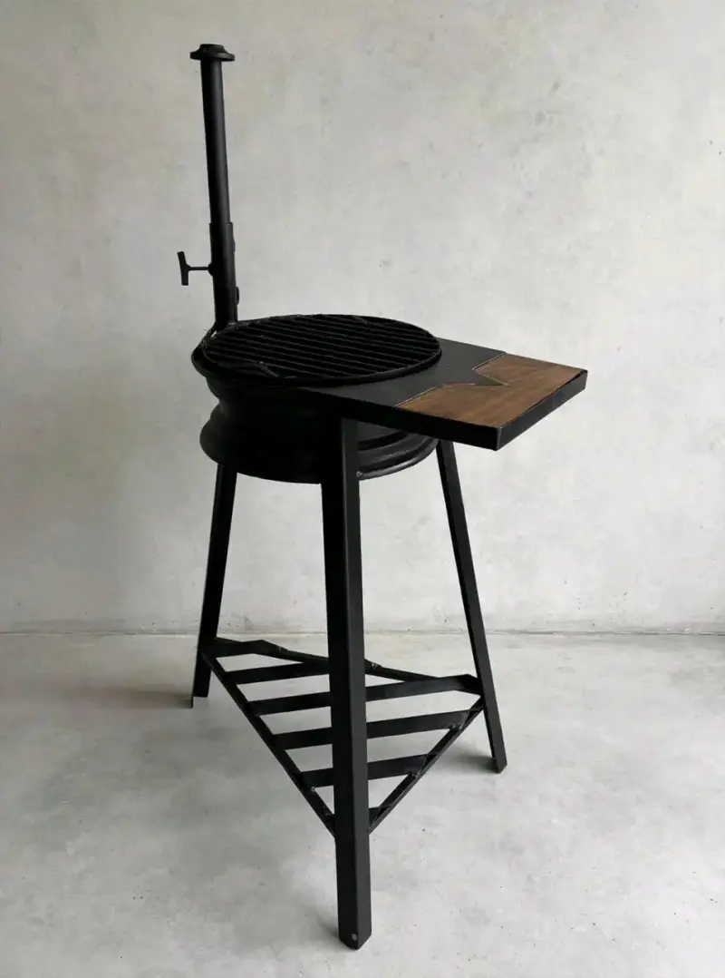 Parrilla de hierro con soporte de madera - 2