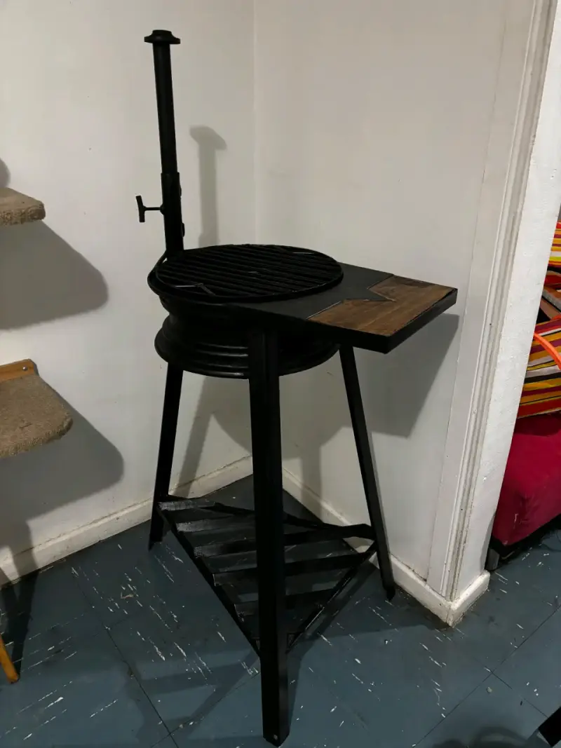 Parrilla de hierro con soporte de madera - 3