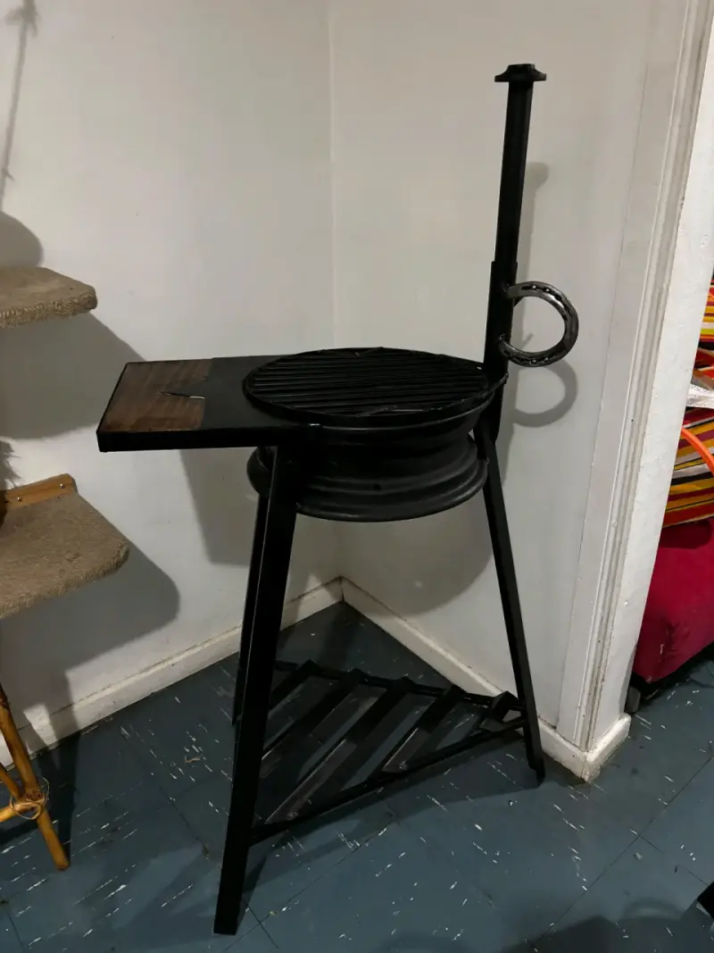 Parrilla de hierro con soporte de madera - 4