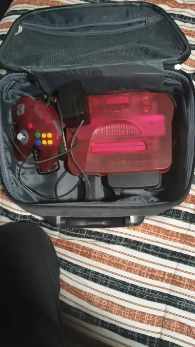 Consola Nintendo 64 roja con control y cables - miniatura 1