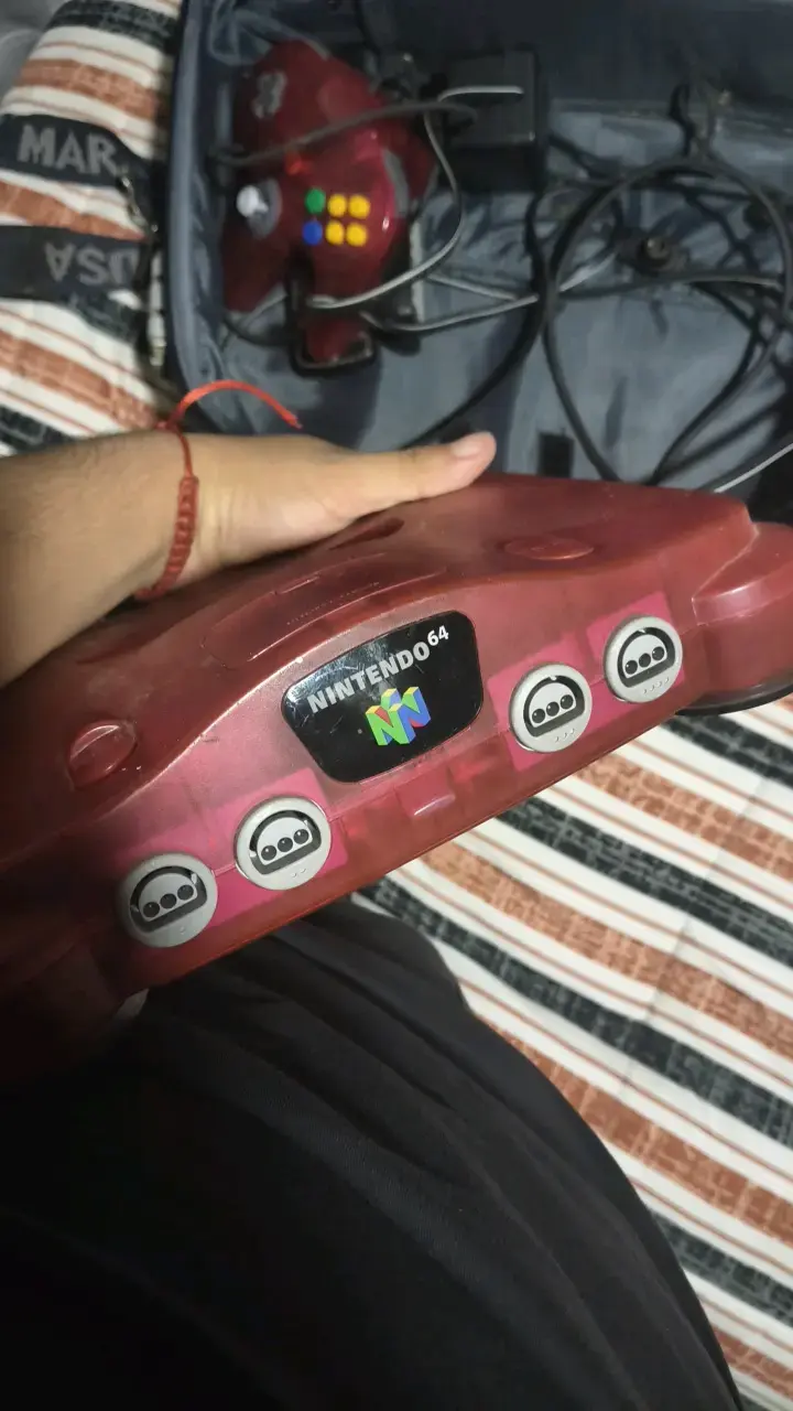 Consola Nintendo 64 roja con control y cables - 2