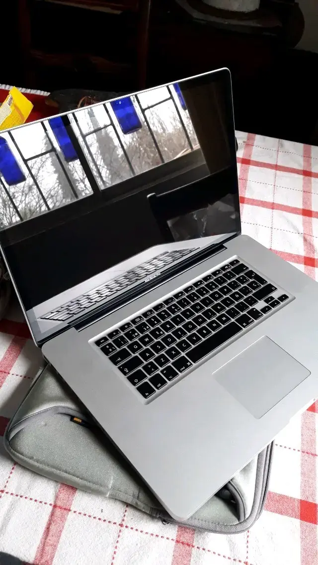 MacBook Pro con cargador original - 1