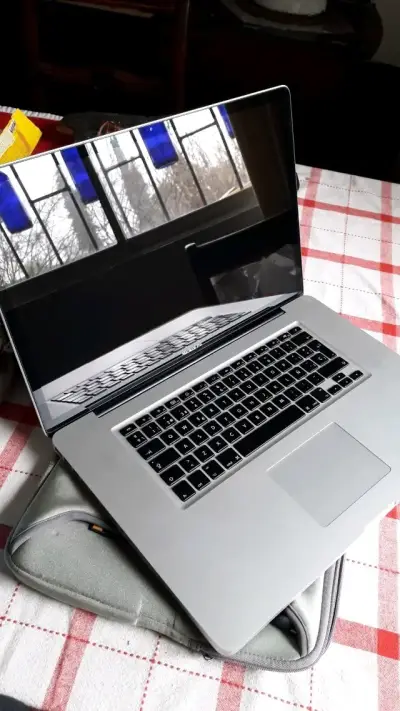 MacBook Pro con cargador original - miniatura 1