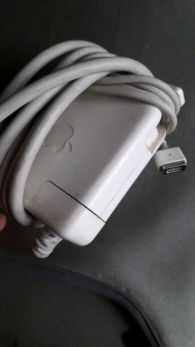 MacBook Pro con cargador original - 2