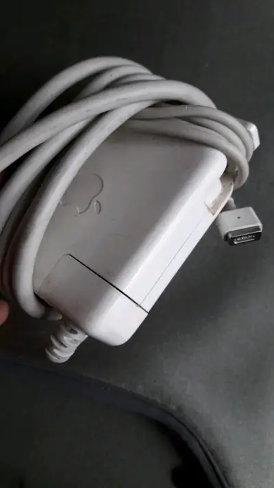 MacBook Pro con cargador original - miniatura 2