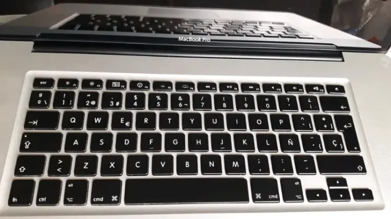 MacBook Pro con cargador original - 3