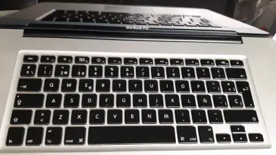 MacBook Pro con cargador original - miniatura 3