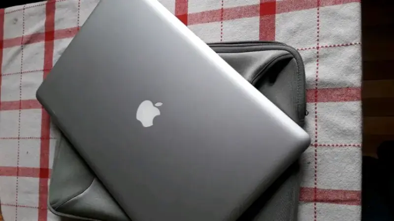 MacBook Pro con cargador original - 4