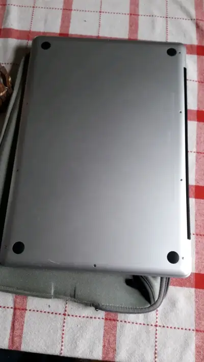 MacBook Pro con cargador original - miniatura 5