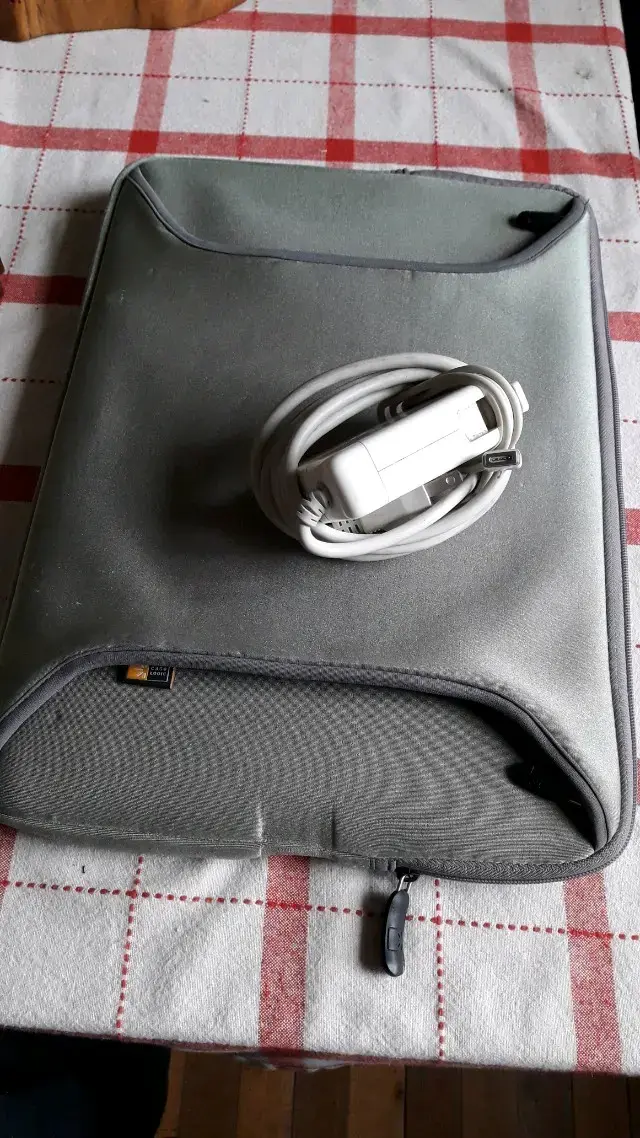 MacBook Pro con cargador original - 6