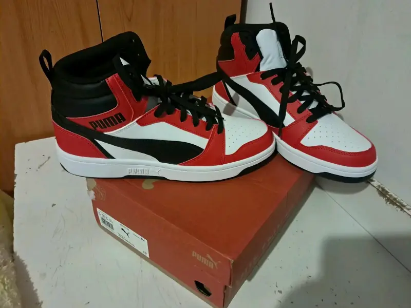 Zapatillas deportivas Puma rojas y negras - 2
