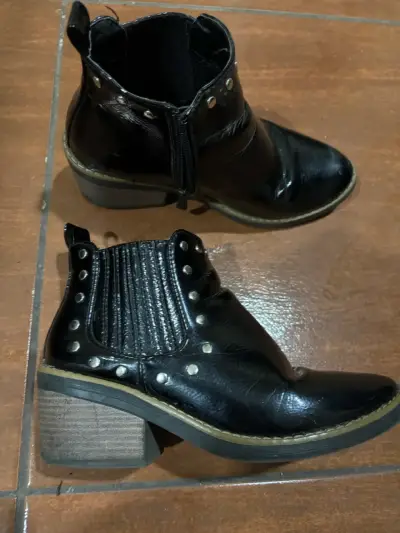 Botines de cuero negro con tachas - miniatura 1