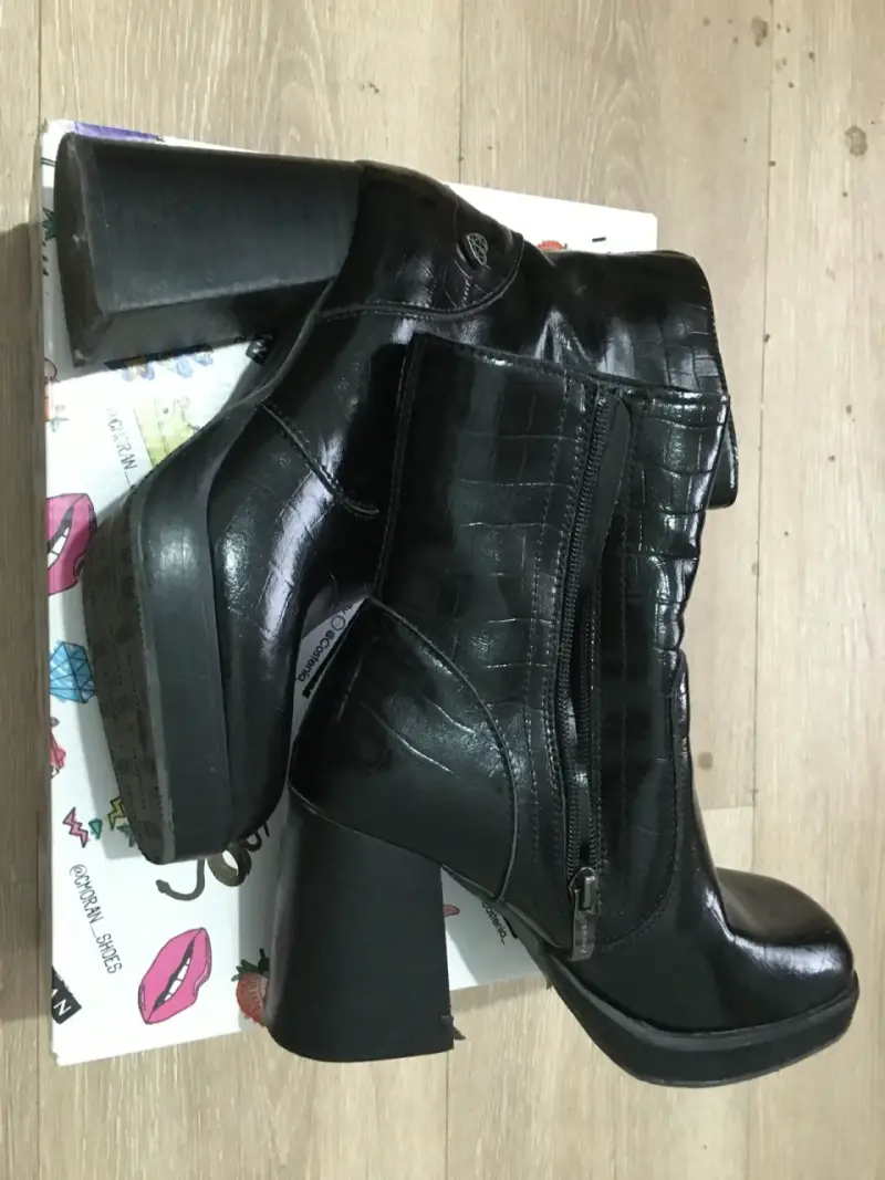 Botines de cuero negro con tachas - 2