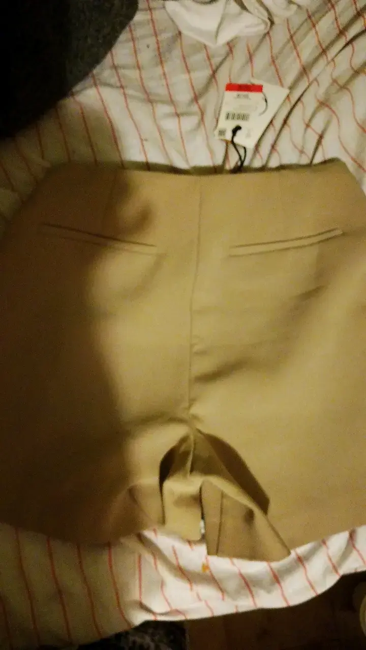Shorts beige para mujer con bolsillos - 2