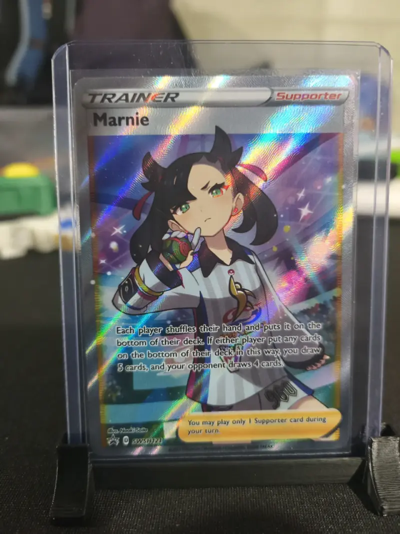Carta Pokémon Marnie Entrenador Holográfica