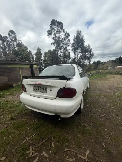 Auto compacto blanco con detalles personalizados - miniatura 2