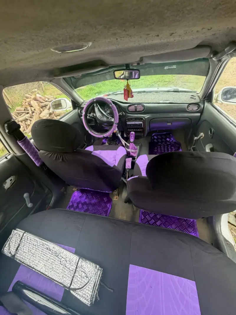 Auto compacto blanco con detalles personalizados - 3