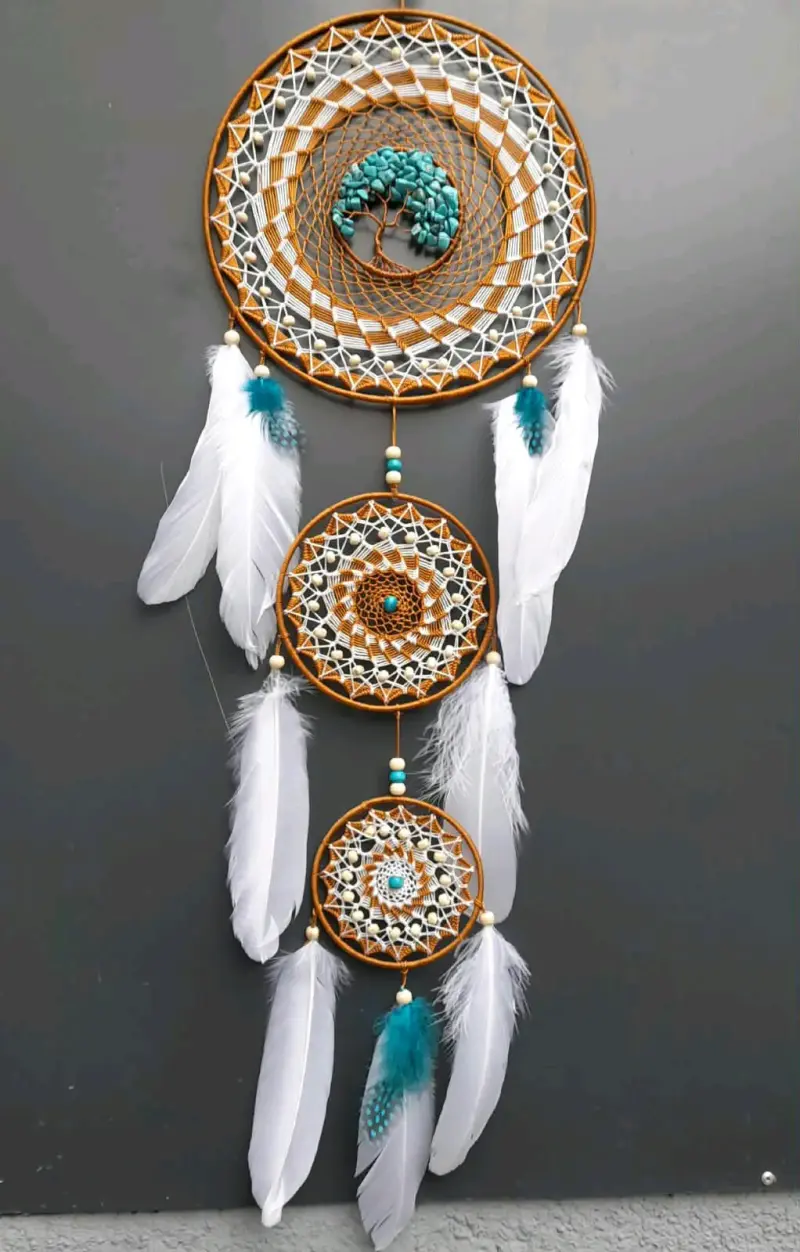 Atrapasueños decorativo con plumas y árbol de la vida - 1